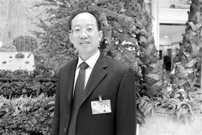 圖為全國人大代表、廣西壯族自治區(qū)林業(yè)廳廳長、黨組書記陳秋華。