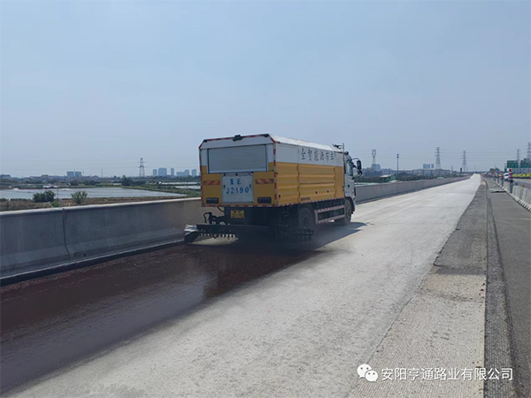 熱烈祝賀我司中江高速稀漿封層、透層試驗(yàn)段成功