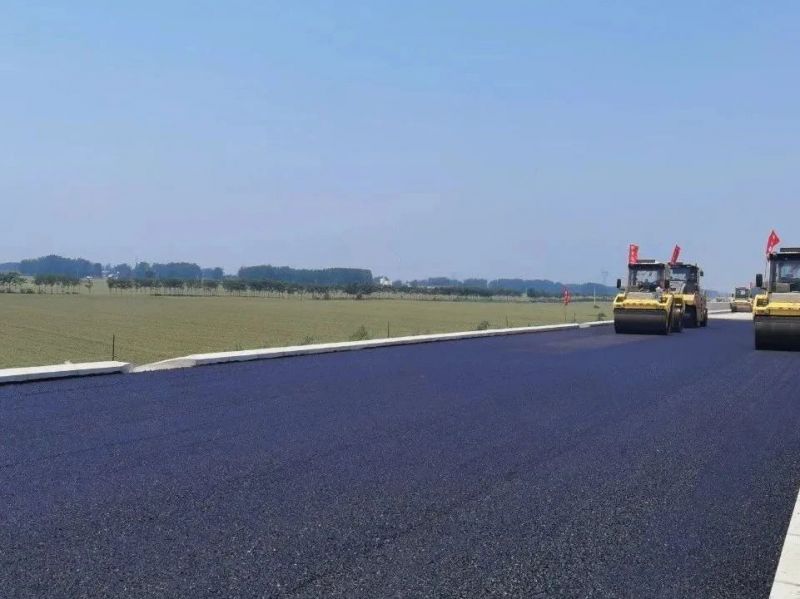 許信高速透層、封層和瀝青下面層試驗(yàn)段攤鋪圓 滿成功