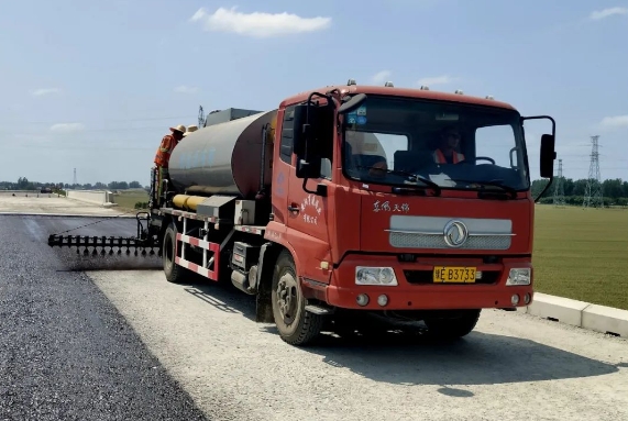 許信高速透層、封層和瀝青下面層試驗段攤鋪圓 滿成功